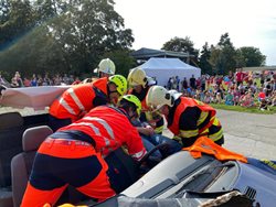 OBRAZEM: Hasiči dětem předvedli, jak se vyprošťuje u dopravní nehody
