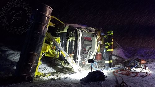Hasiči odčerpávají vodu, ale také vyprošťují auta zapadlá ve sněhu