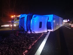 Převrácený kamion zablokoval na několik hodin brněnskou dálnici
