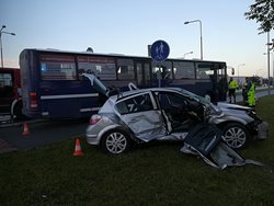 Tři těžce zraněné osoby hasiči  museli vyprosit při  nehodě v Českých Budějovicích