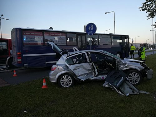 Tři těžce zraněné osoby hasiči  museli vyprosit při  nehodě v Českých Budějovicích
