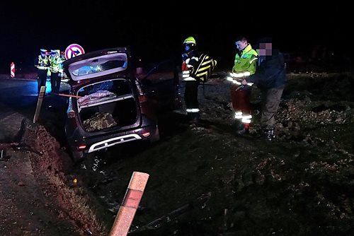 Osobní auto sjelo do příkopu: Hasiči zasahovali u nehody u Lípy