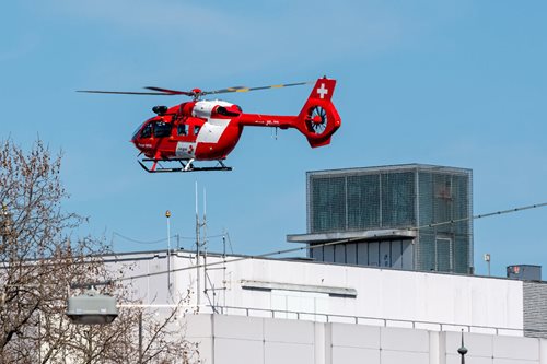 Čelní srážka dvou dodávek zablokovala hlavní tah: jeden muž v kritickém stavu