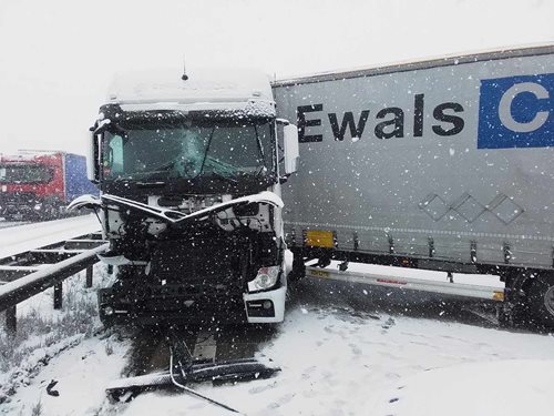 Hromadná dopravní nehoda uzavřela provoz na dálnici D1