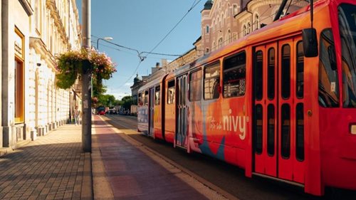 Tramvaj převrátila zametací vůz. Řidič skončil po nehodě v nemocnici