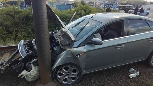 Policejní honička skončila nehodou a požárem auta. Posádku zadrželi policisté