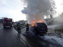 Interiér vozidla pohltily plameny