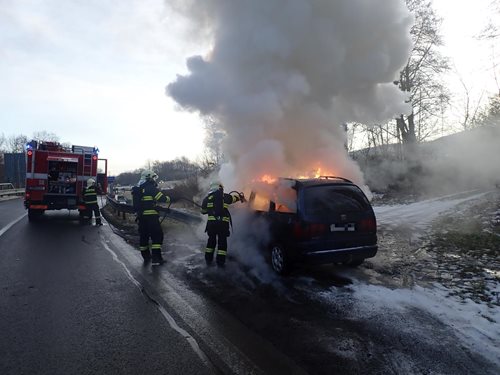 Interiér vozidla pohltily plameny