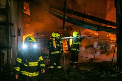 Zemědělská budova celá vyhořela, škoda je v milionech korun