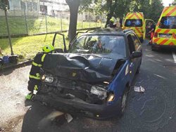 Dopravní nehoda ve Vysokém Mýtě, děti obdržely od hasičů dráčky Záchranáčky