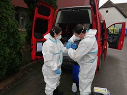 Mobilní odběrový tým HZS Kraje Vysočina dnes poprvé v akci. V domově pro seniory hasiči odebrali 43 vzorků