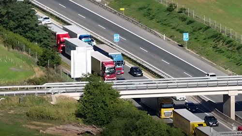 Kamionisté předjížděli kolonu záchranářskou uličkou. Jejich jízdu sledoval policejní dron