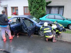 Automobil narazil v Bílovicích do domu a zaparkovaného vozu.