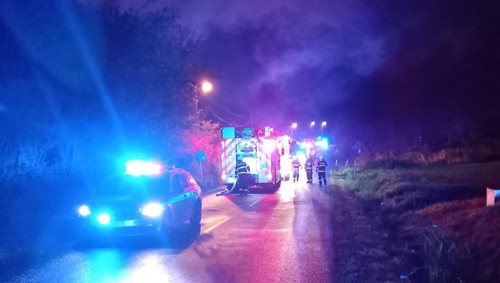 Plameny zachvátily autoservis: Policisté a strážníci evakuovali obyvatele