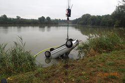 Hasiči lovili fabii z rychvaldského rybníku, kterou utopil  opilý řidič 
