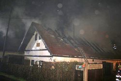 V Chocomyšli blesk zapálil střechu RD
