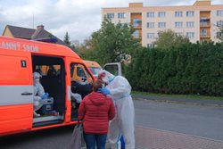 Tři mobilní odběrové týmy profesionálních hasičů začaly odebírat vzorky na Covid-19