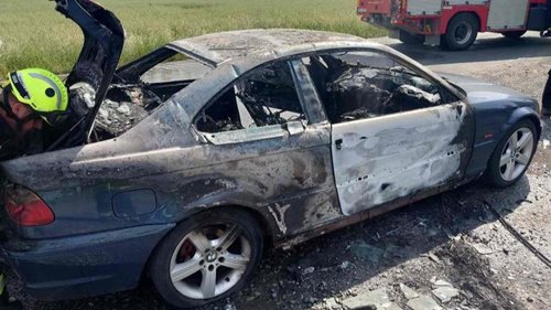 Auto začalo za jízdy hořet. Hasiči dostali plameny pod kontrolu během několika minut