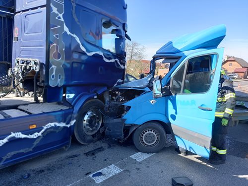 Srážka zastavila provoz a ohrozila životy