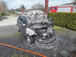 Požár osobního auta ve Vilémově