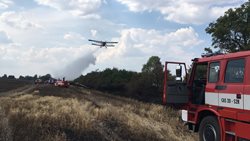 Rozsáhlý požár pole a stromů u Mratína pomáhalo hasit letadlo VIDEO/FOTOGALERIE