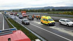 Nehoda čtyř vozidel na D1 nedaleko Lipníku nad Bečvou.