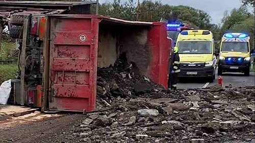 Nákladní auto přejelo do protisměru a převrátilo se. Řidič později zemřel