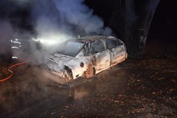 Na Příbramsku uhořel řidič v havarovaném autě