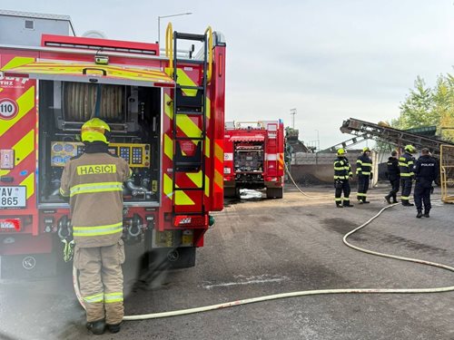 Ranní požár v průmyslovém areálu u Prahy