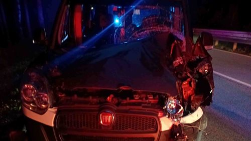 Střet osobního a nákladního auta zablokoval hlavní tah. Dvě osoby se zranily