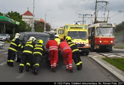 Ve Vršovické ulici se střetlo auto s tramvají, dvě zraněné osoby hasiči předali ZZS