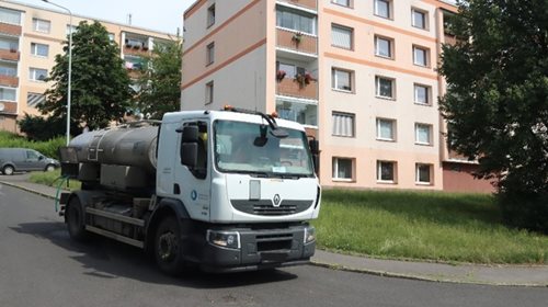 Muž střílel z okna na cisternu s pitnou vodou. Policisté v bytě našli desítku zbraní
