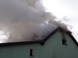Během neděle hasiči zasahovali u dvou rozsáhlých požárů rodinných domů