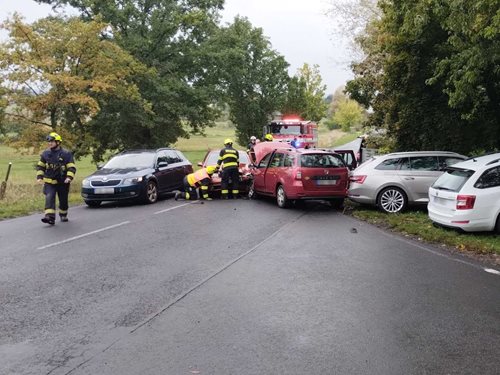 Pět zraněných po hromadné srážce osobních aut