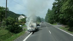 V Rožnově pod Radhoštěm začal hořet osobní automobil během jízdy