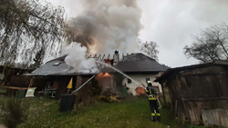 Obytný dům v plamenech: Hasiči v akci