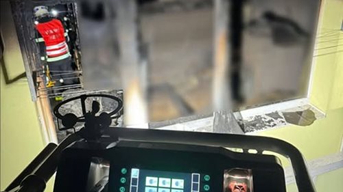Požár bytu vyhnal v noci z domu dvacet lidí. Jednoho člověka hasiči zachránili ze zakouřeného prostoru