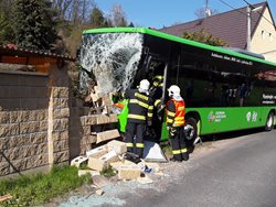 Dopravní nehoda autobusu ve Velkém Hubenově