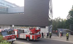 Hasiči zasahovali u požáru výškové budovy