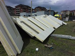 Padající panel montovaného domku zranil dělníka Prostějov, ulice Brodecká.