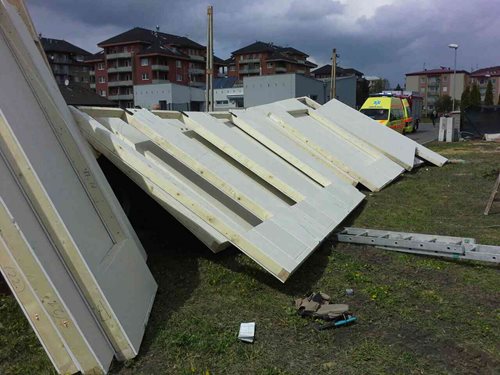 Padající panel montovaného domku zranil dělníka Prostějov, ulice Brodecká.