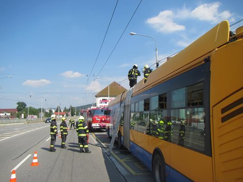 Ozvala se rána a ze střechy trolejbusu začal jít dým