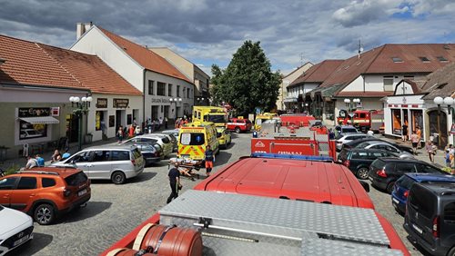 Požár bytového domu v Ivančicích zaměstnal všechny složky IZS. Hasiči zachránili obyvatele, záchranáři ošetřili 19 lidí