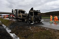 Požár na dálnici D 11 likvidovaly dvě jednotky hasičů