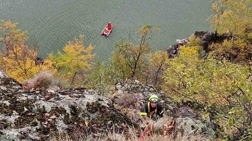 Paraglidista uvízl pod hranou skály. Hasiči ho zachraňovali pomocí lan a člunu