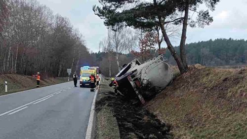 Další cisterna se převrátila a vyžádala zásah hasičů