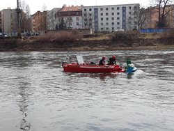 Záchrana paraglidisty z řeky