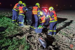 Řidičku osobního vozu hasiči v Rychalticích vyprostili pátými dveřmi