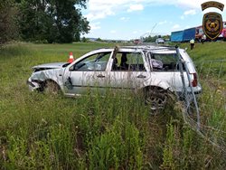 Nehoda u Hulína: Auto prorazilo plot dálnice a skončilo na louce