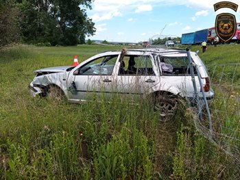 Nehoda u Hulína. Auto prorazilo plot dálnice a skončilo na louce